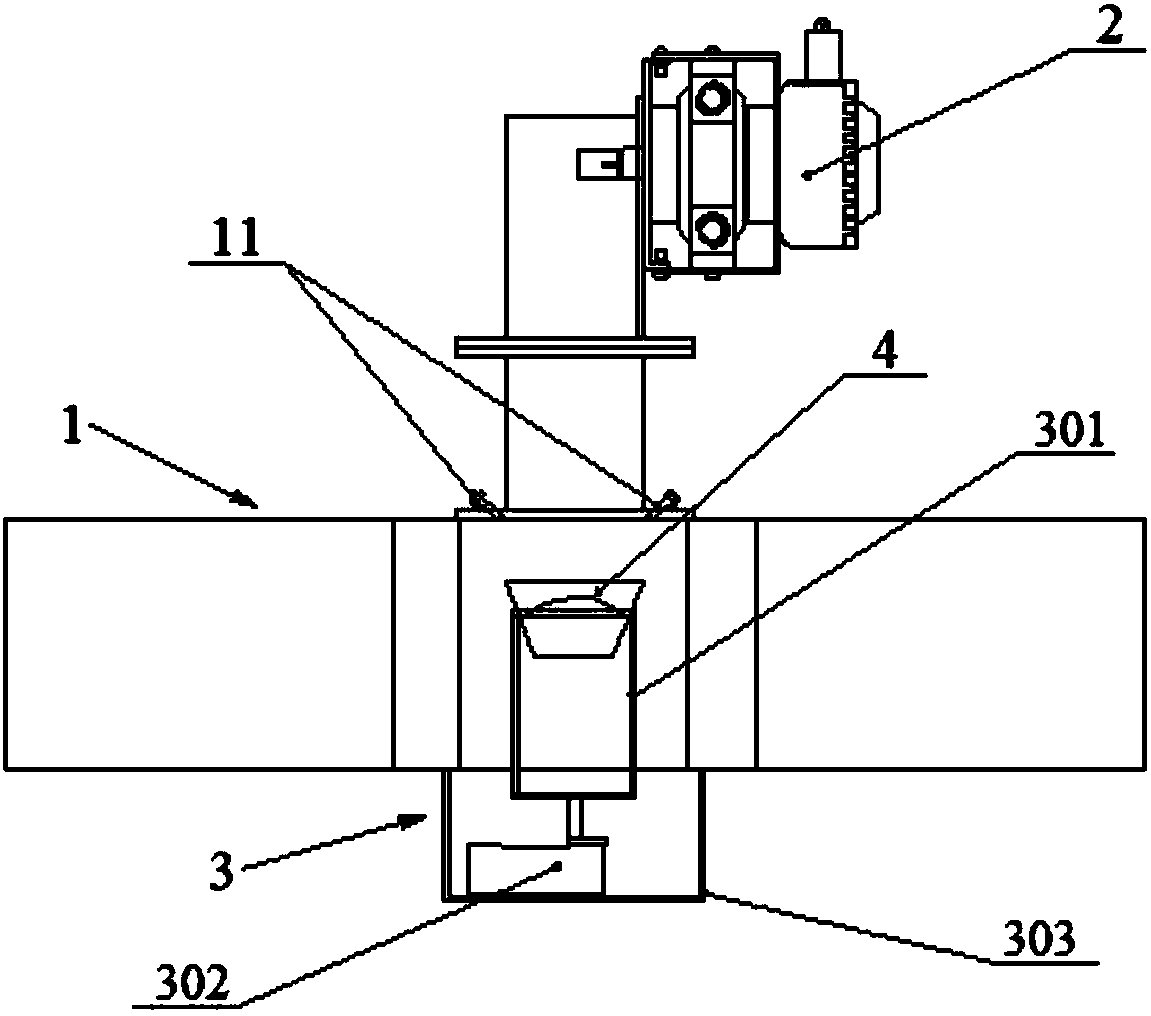 Material online moisture detection device and detection method thereof