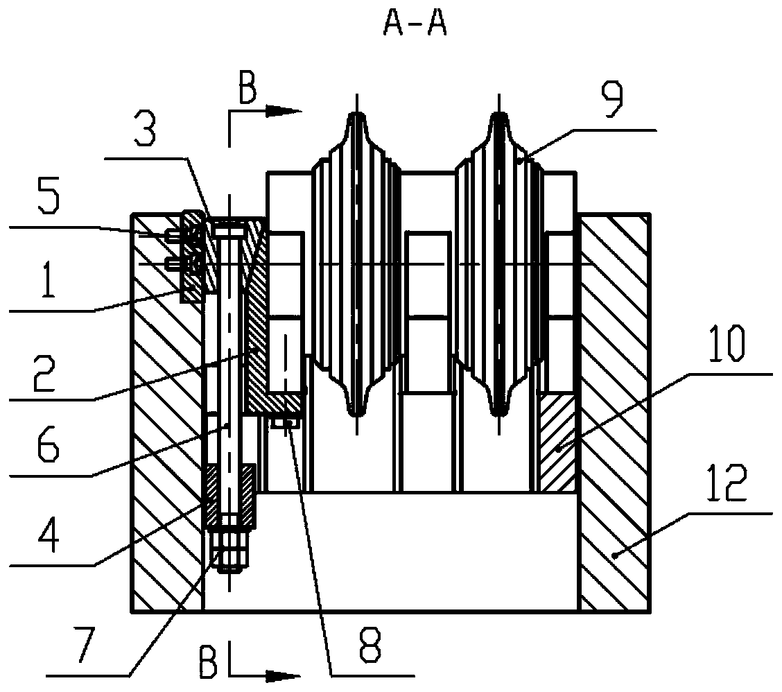 Heading machine and center hobbing cutter axial locking device thereof