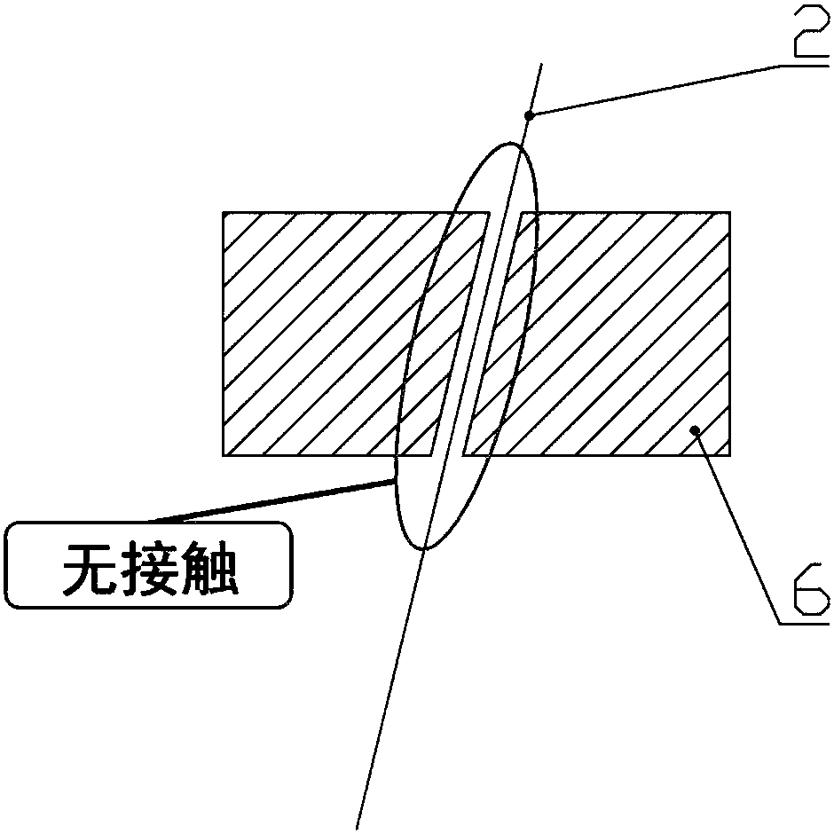 Monitoring device and monitoring method for spacing between inclined top mechanism and guiding block of injection mold