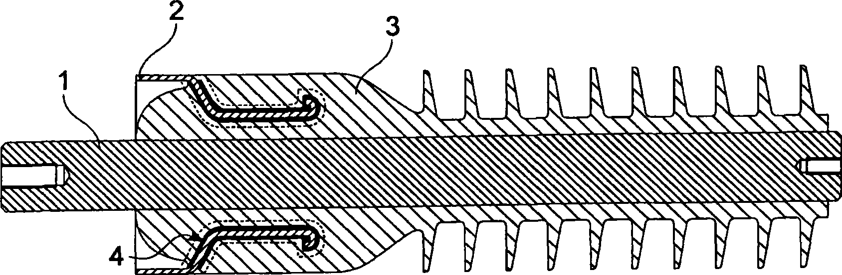 Device for controlling a high electrical field in an insulating synthetic material