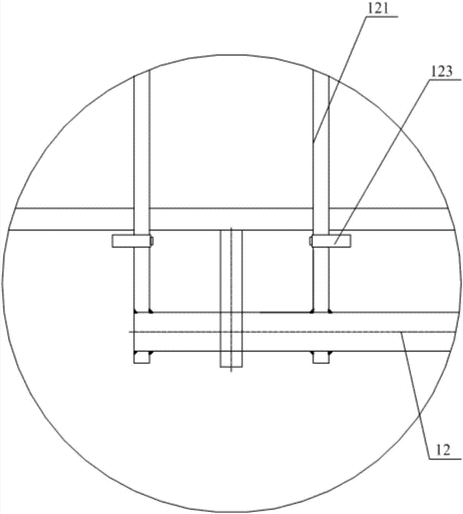 Squeezing device and squeeze cage lifting device thereof