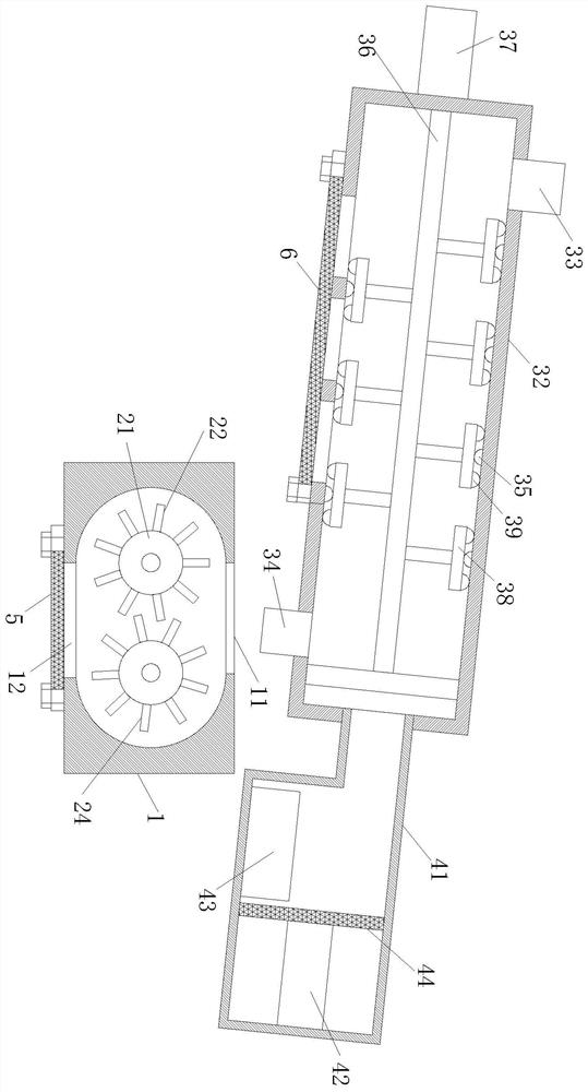 Raw material crushing device for Chinese baijiu brewing