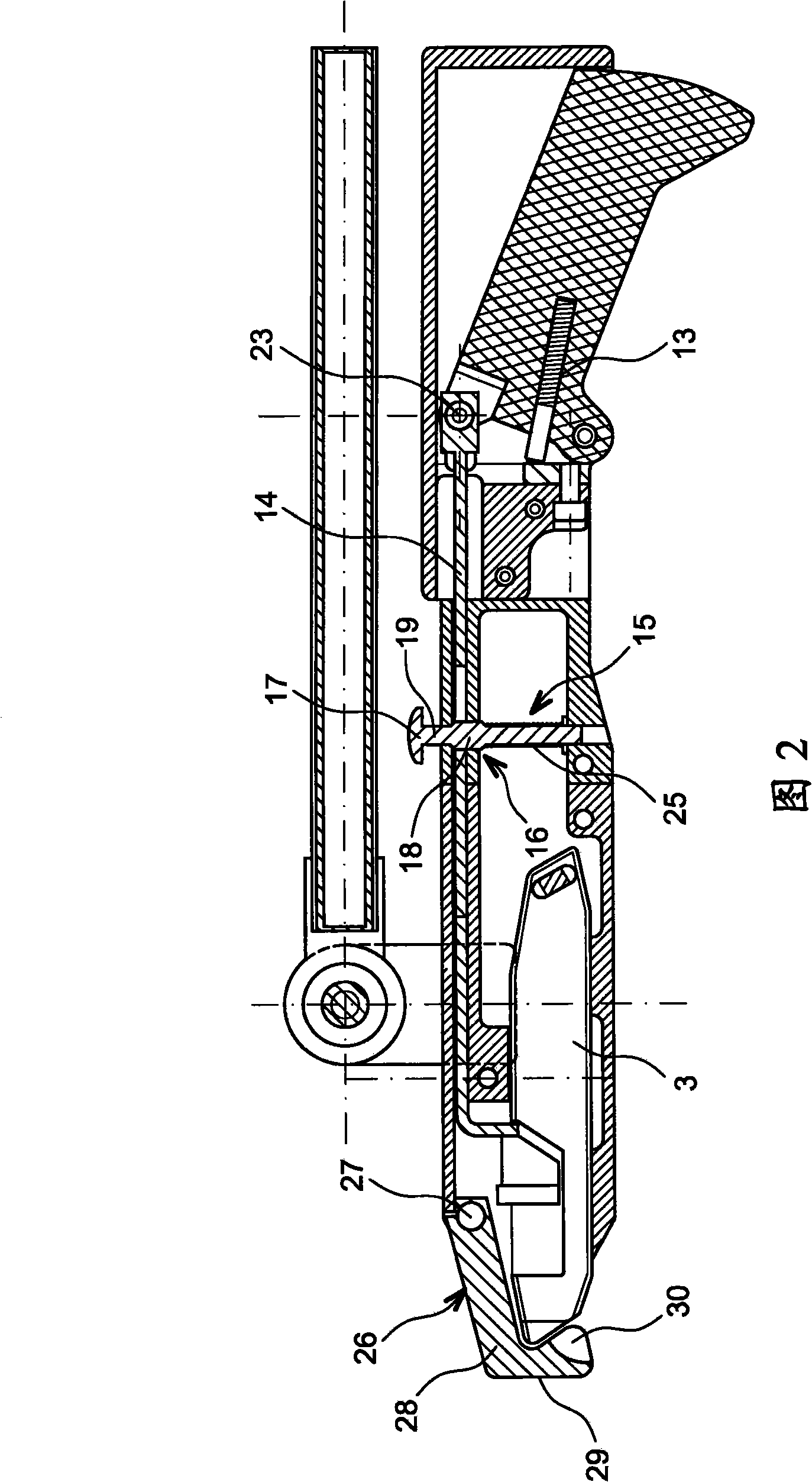 Knife with retractable blade, usable particularly in a hostile environment