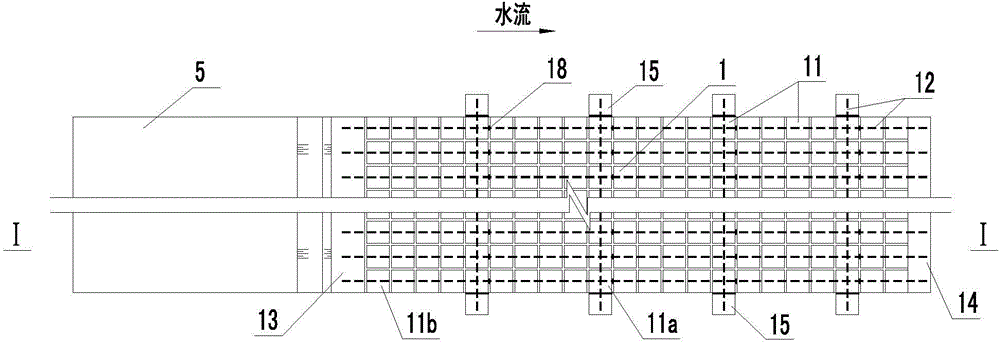 Scour-preventing groove for chain precast block protective surface