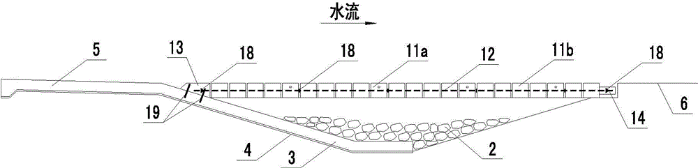 Scour-preventing groove for chain precast block protective surface