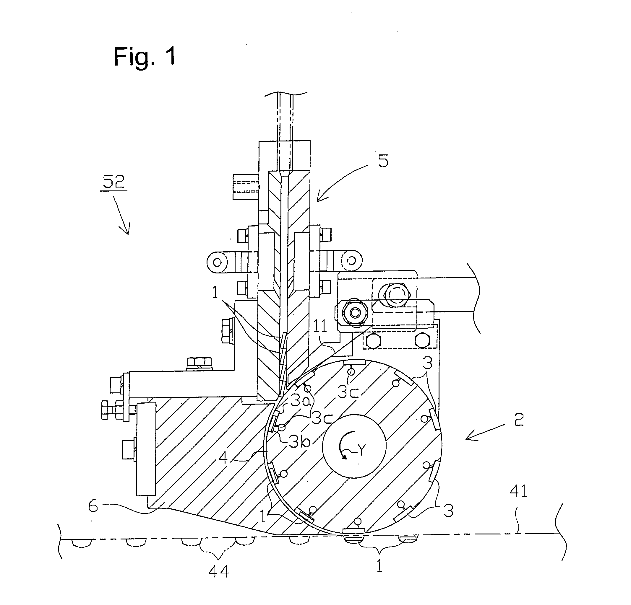 Tablet filling device and PTP packaging machine