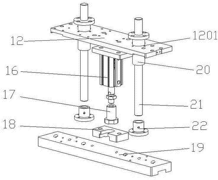 Material picking mechanism of injection molding product feeder