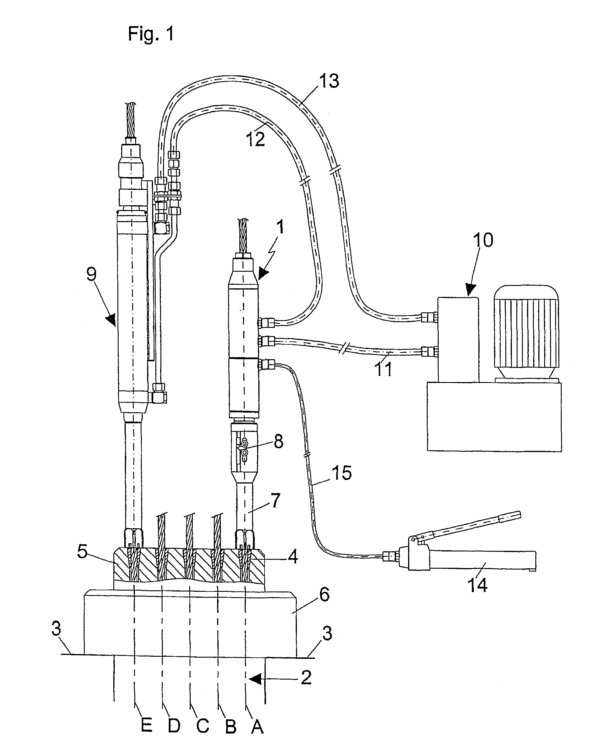 Device and method for controlling a prestressing jack when tensioning a tendon