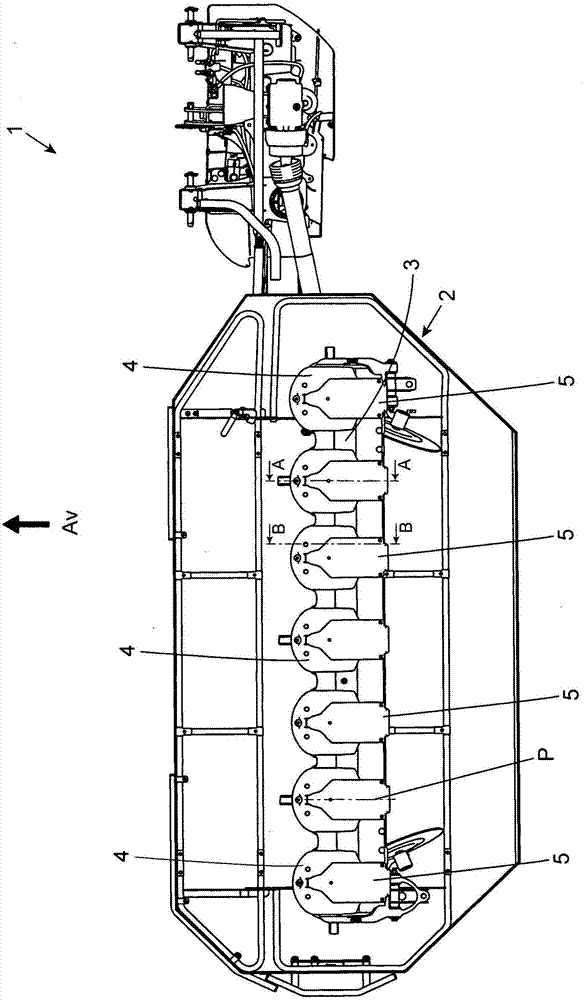 Agricultural machine with skates equipped with interchangeable linings