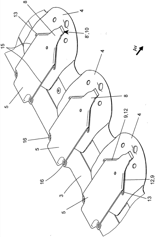 Agricultural machine with skates equipped with interchangeable linings