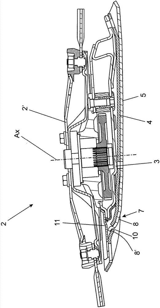 Agricultural machine with skates equipped with interchangeable linings