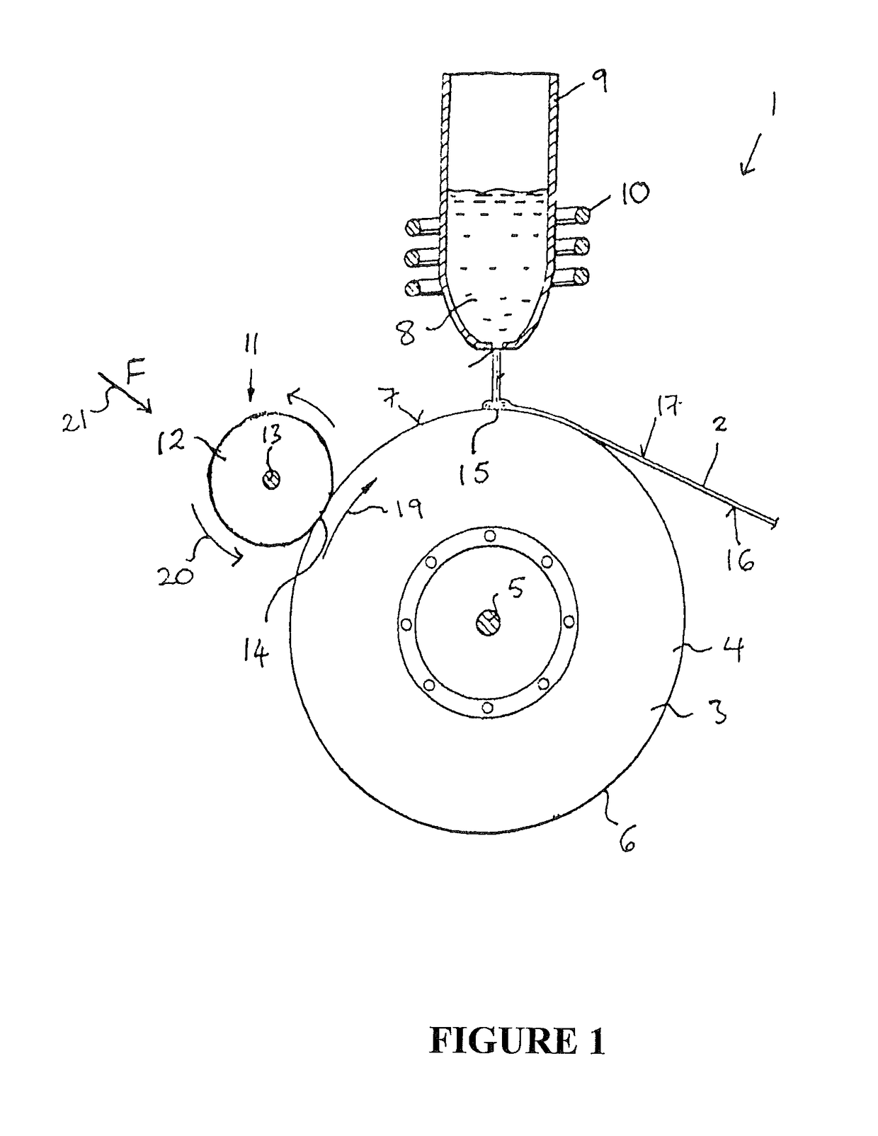 Device and method for the production of a metallic strip