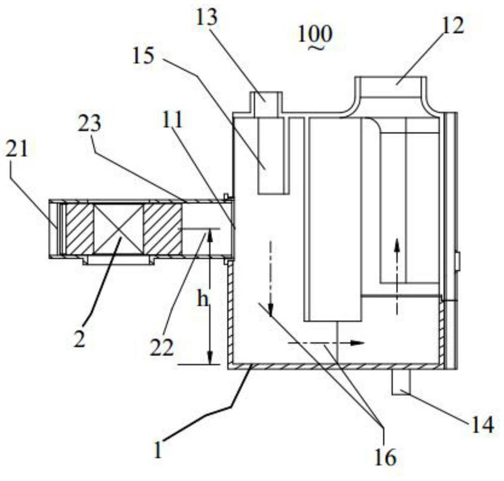 A steam condensing device and cooking utensil