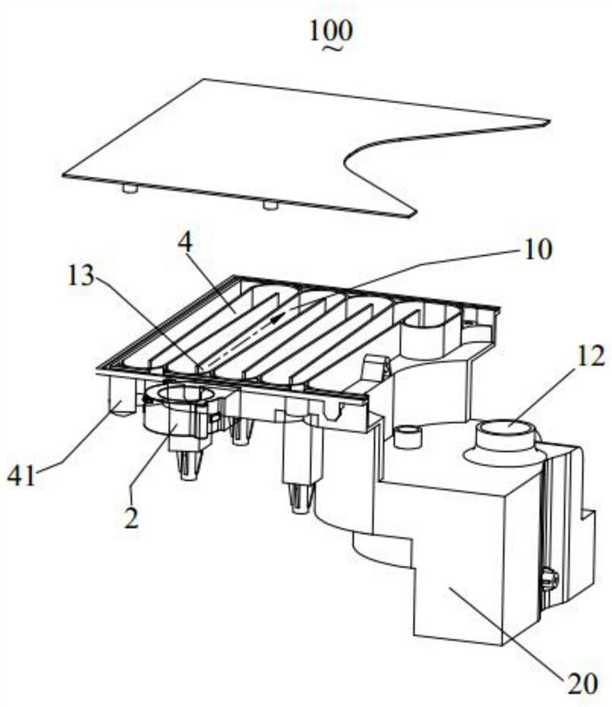 A steam condensing device and cooking utensil