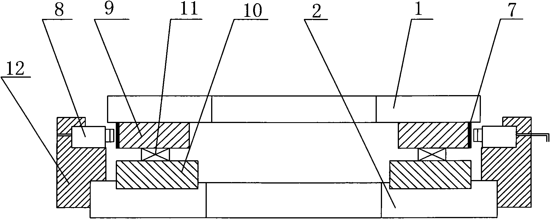 Angular displacement measuring and controlling device for revolving platform