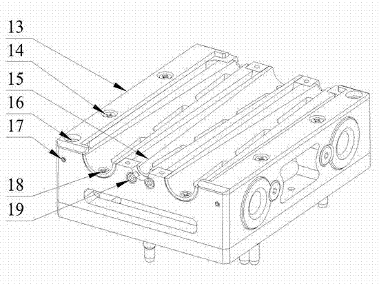 Tunnel type oven berth mechanism suitable for automatic online and offline