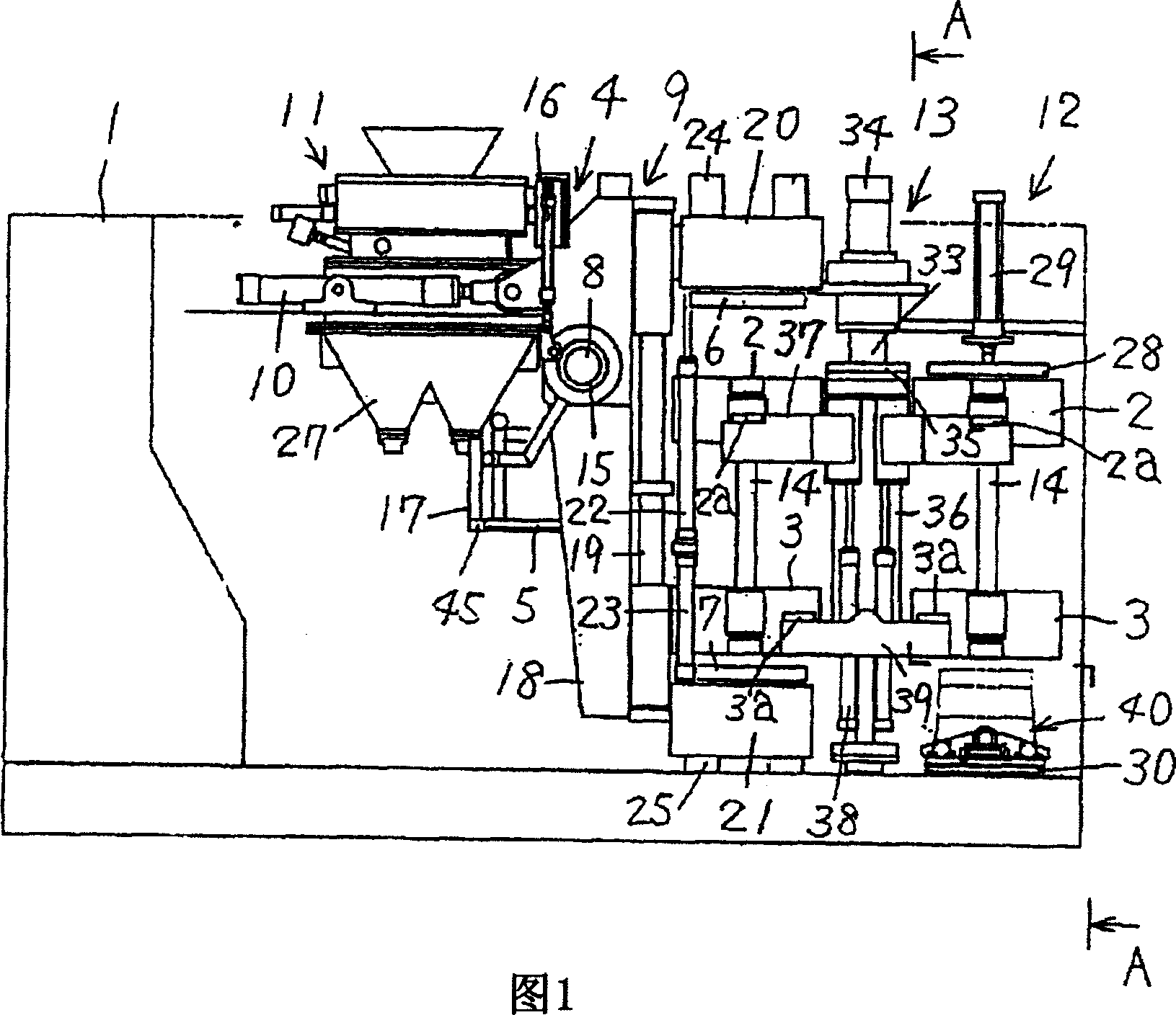 Method and device for forming flaskless cope and drag, and method of replacing matchplate