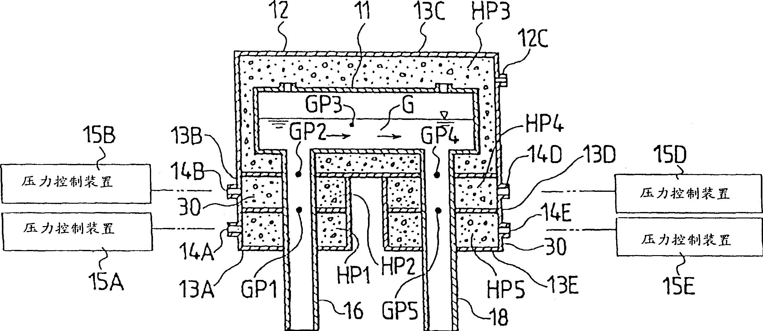 Vacuum degassing device of glass melt