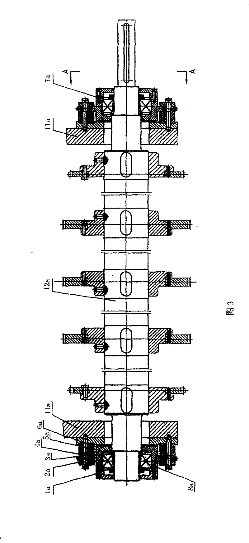 Adjusting device for correcting deviation of steel band by adjusting feeding shaft