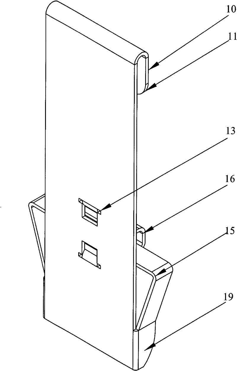 Connecting buckle element between box plates of circulating package box