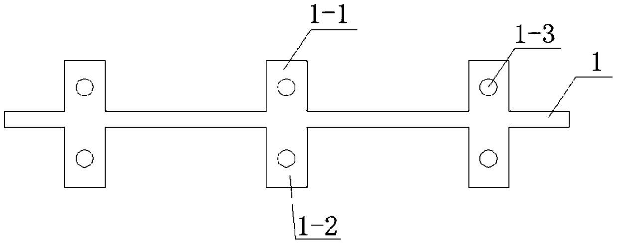 Manufacturing method and construction method of mud-leakage-prevention sealing device for wood formwork splicing seam