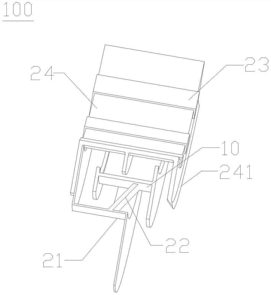 Labyrinth seal with oil scraping structure and oil scraping method