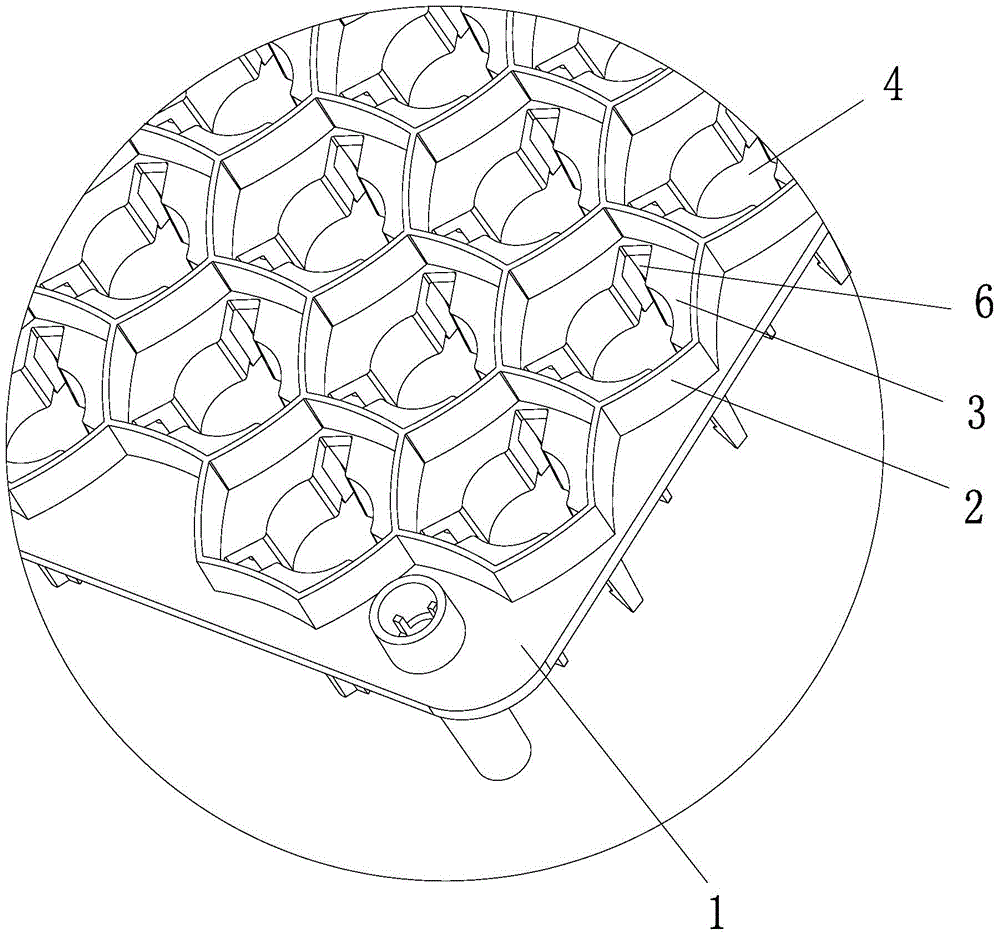 Honeycomb hook plate for medicine bottle packaging and medicine bottle packaging method