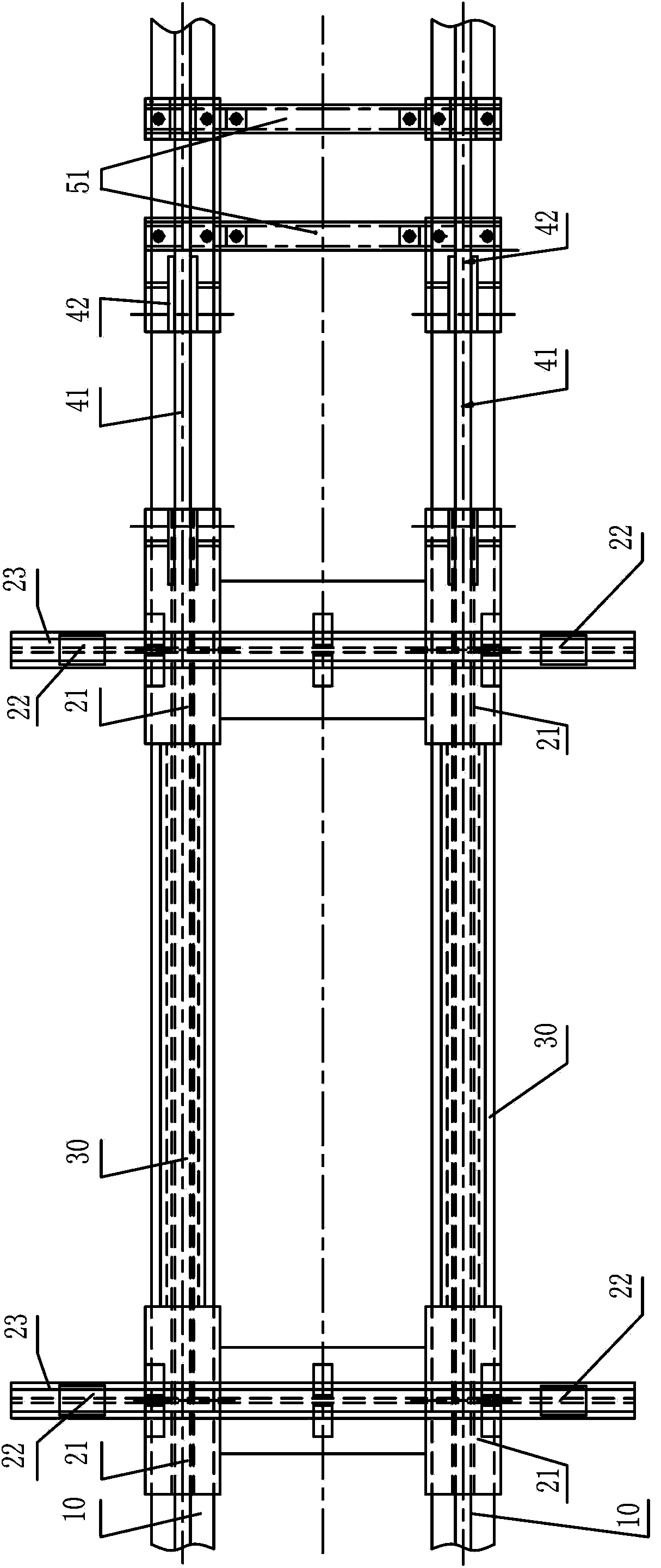 Slipping slot type cross transfer device and method for assisting hoisting of large-size box girder