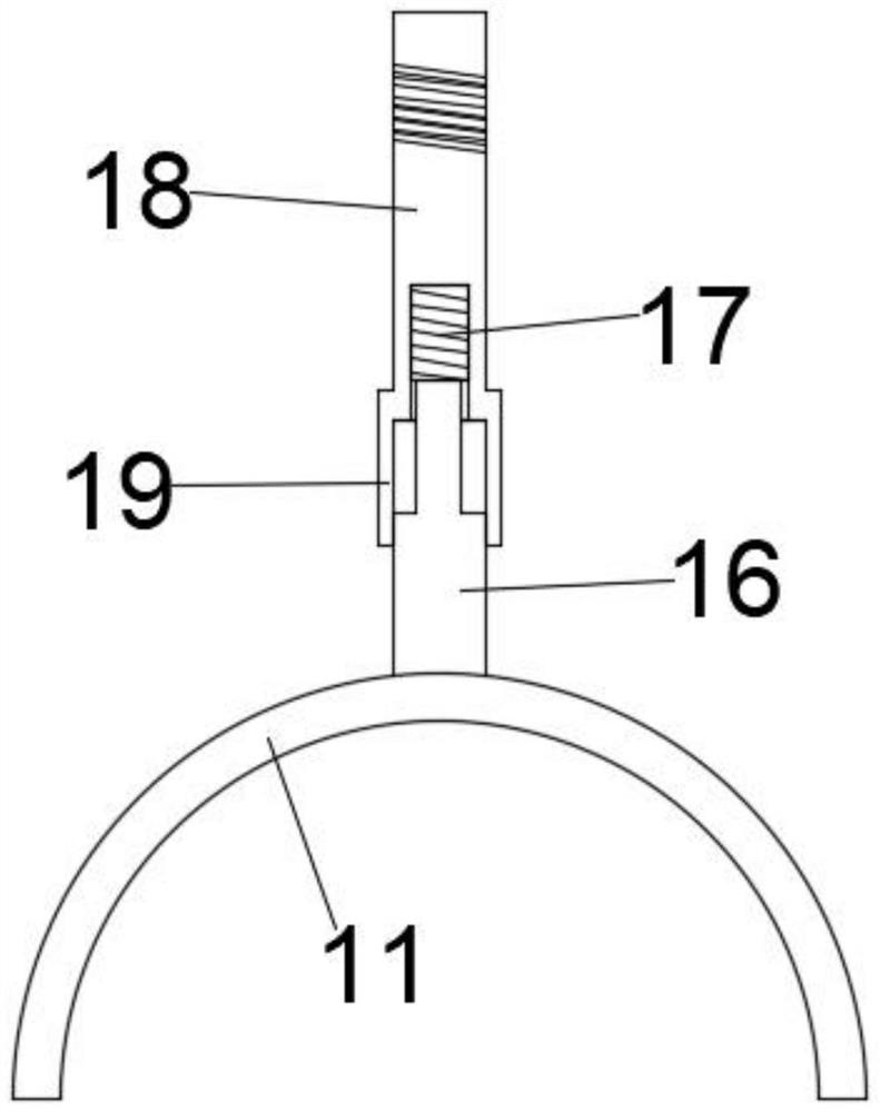 Wine bottle cleaning device for white spirit processing and cleaning method thereof