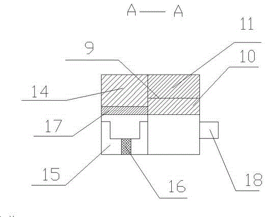 Automatic adaptation-connection device for oil-conveying pipeline