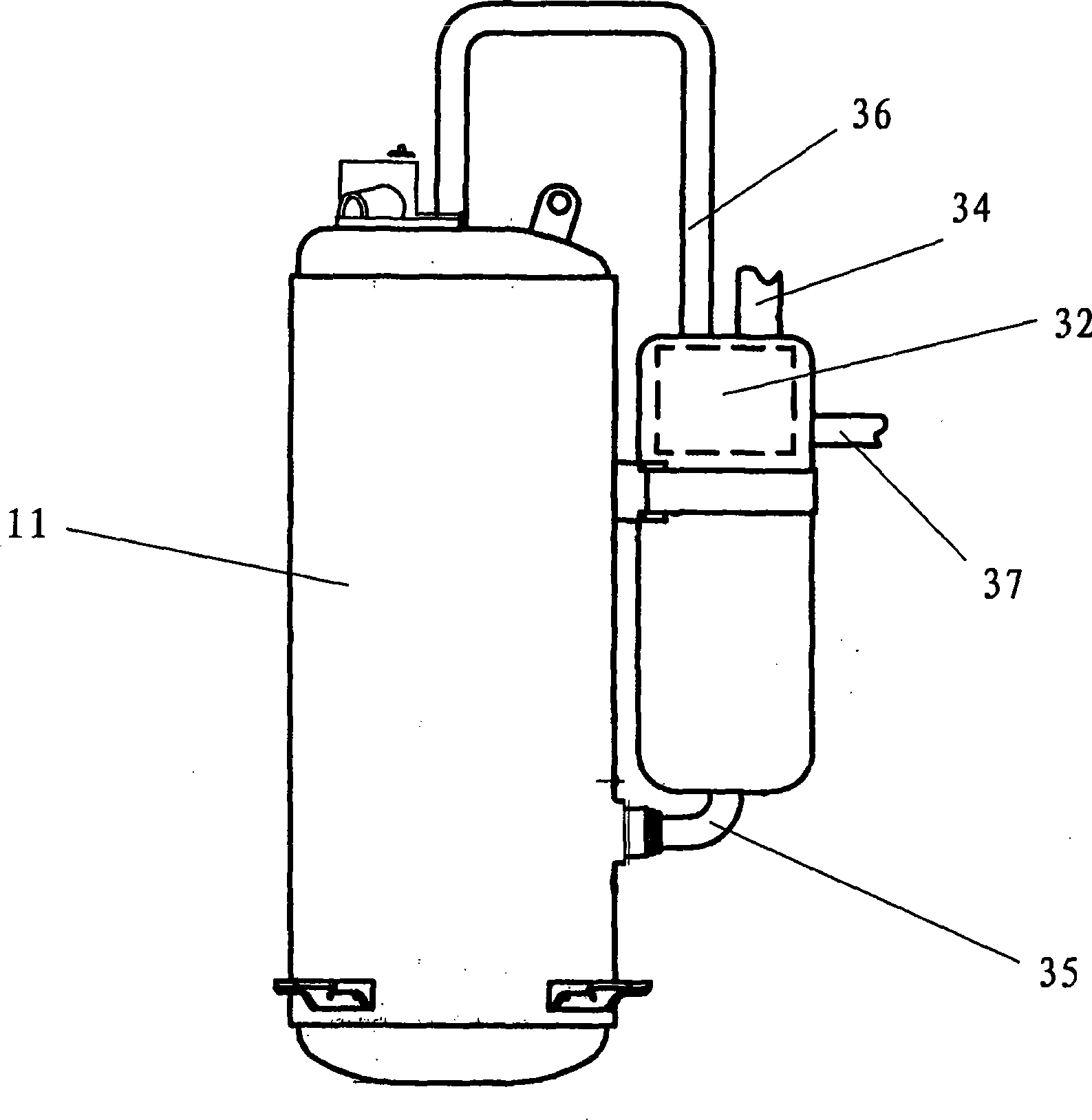 Compact structure of liquid reservoir and oil separator of compressor