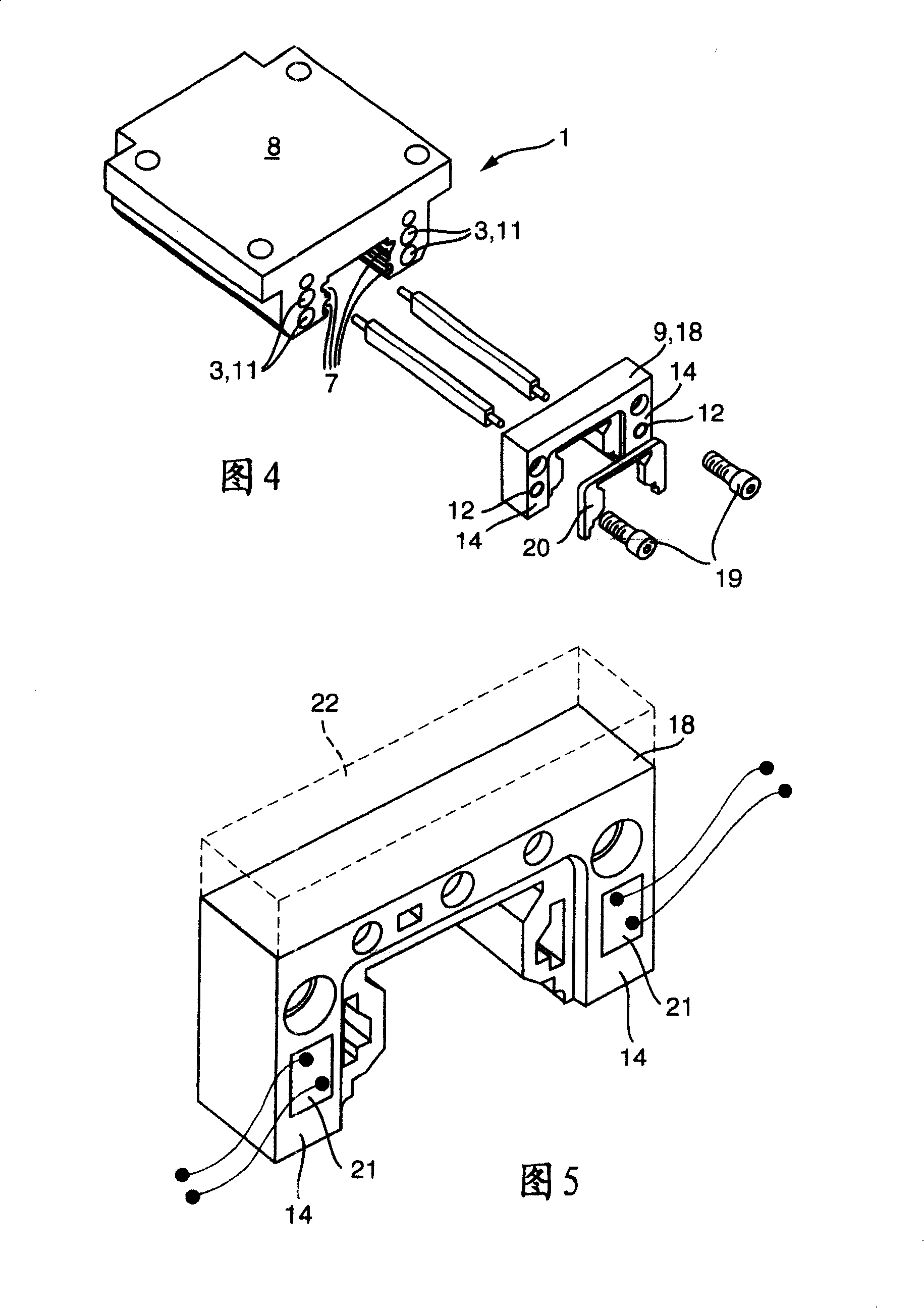 Linear roller bearing provided with a sensor for determining displacement resistance