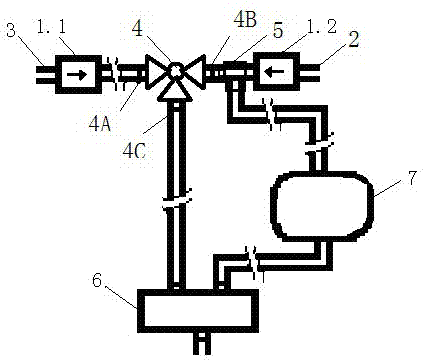 Auxiliary heating device capable of achieving heating-while-starting function of water heating system