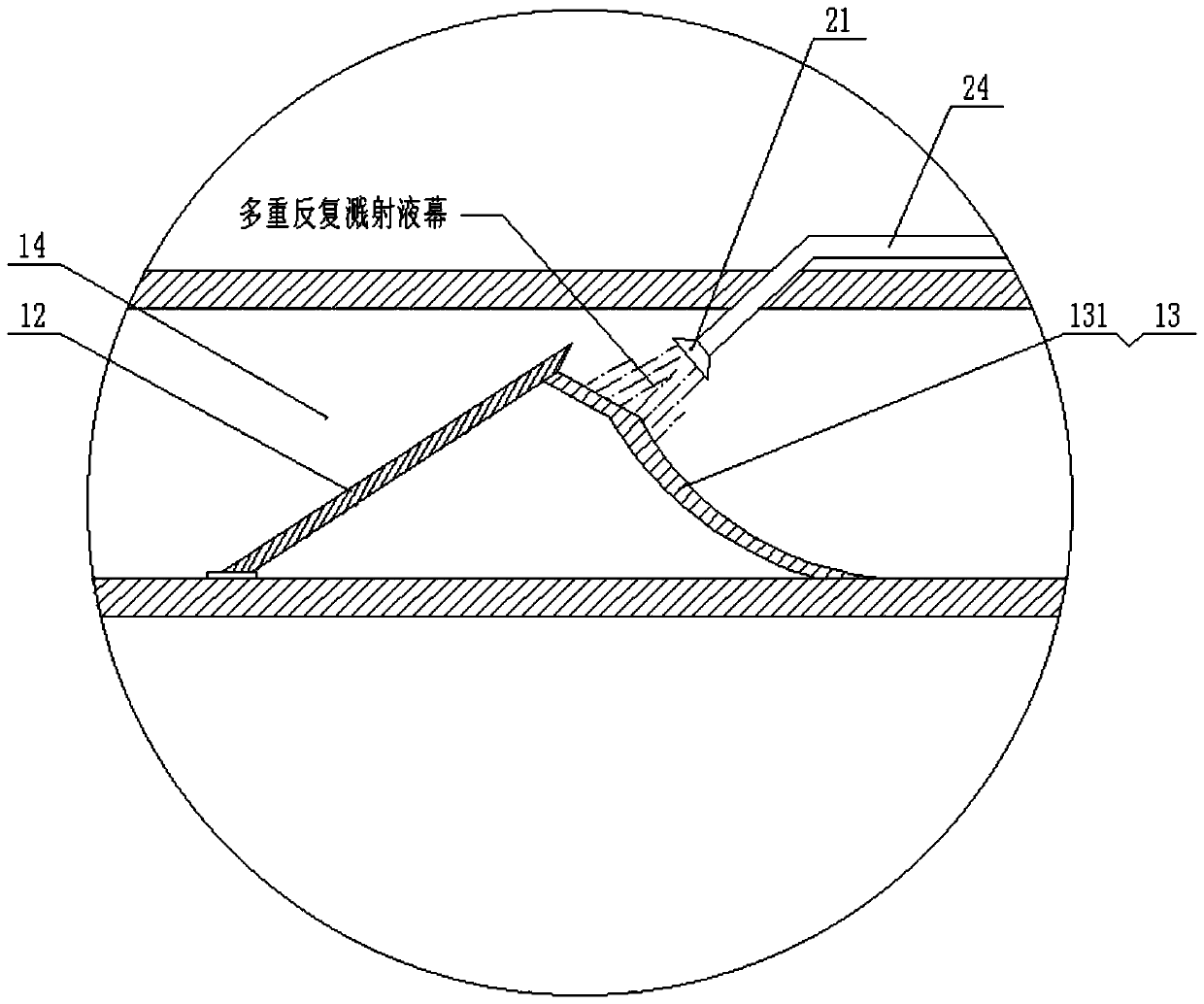 Spraying type inner-cooling distillation device