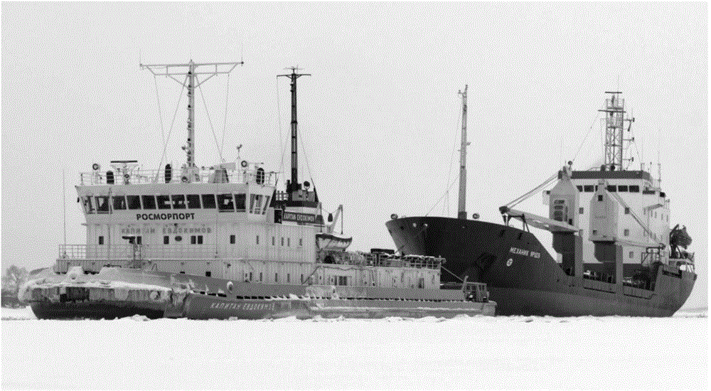 Ball bow middle- and high-speed ship satisfying dragging navigation condition of icebreaker