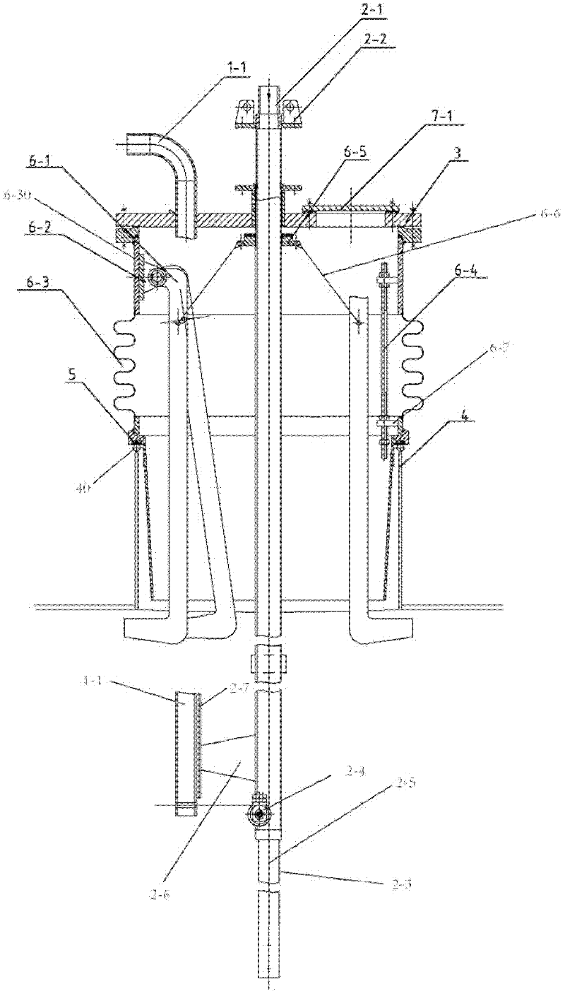 A closed self-locking cleaning device for tanks