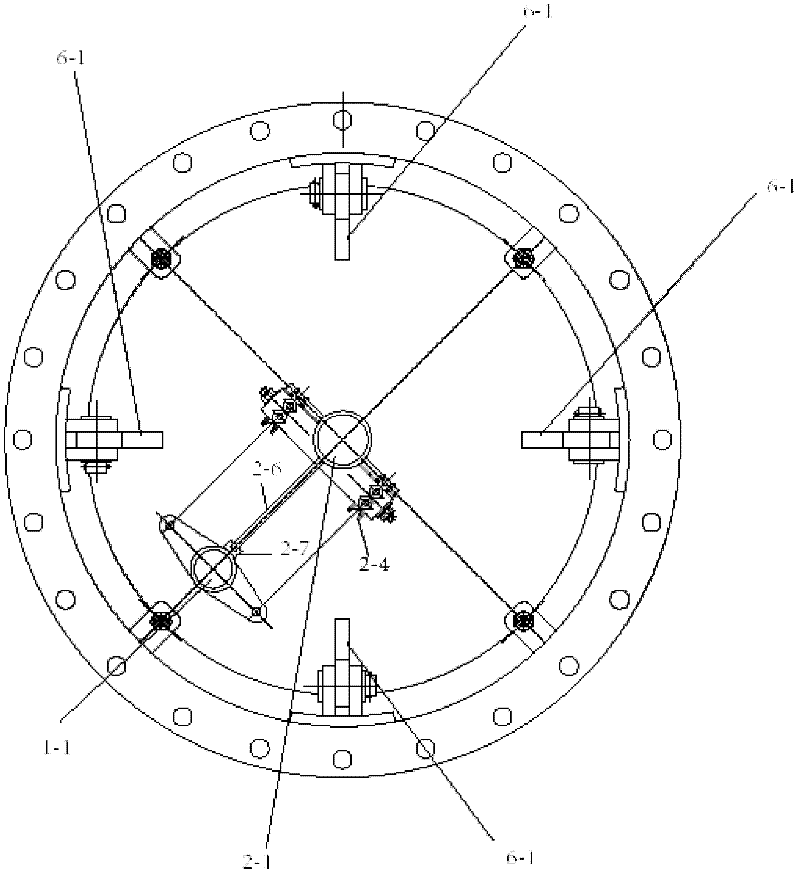 A closed self-locking cleaning device for tanks