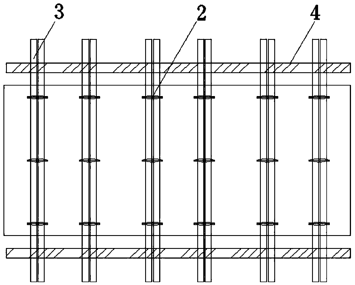 Formwork reinforcing device without top support for post-cast strip and construction method thereof