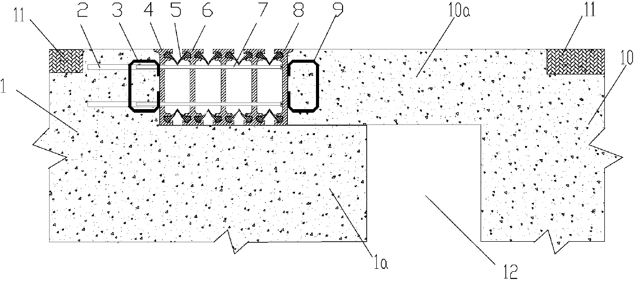 Dislocated expansion joint structure of bridge structural breaking joint