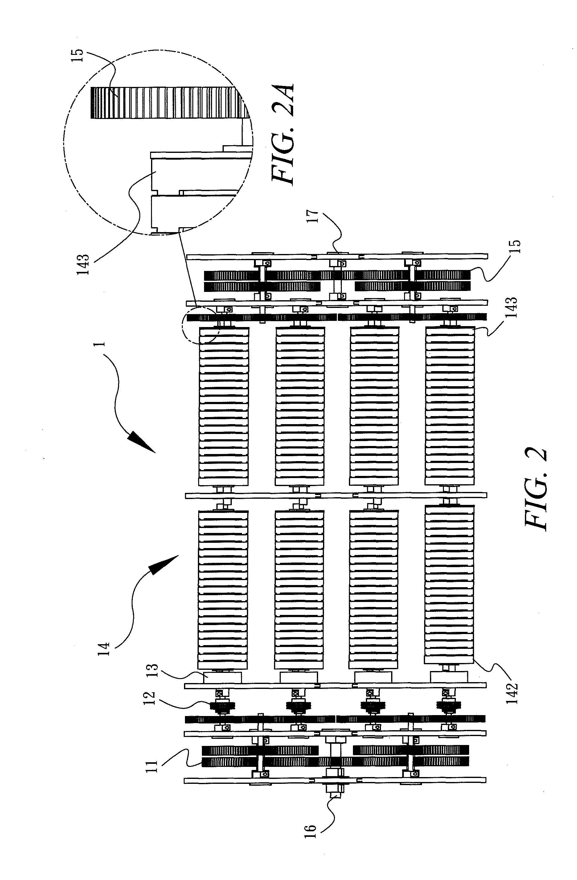 Energy storing device in which energy is stored through spring torsion