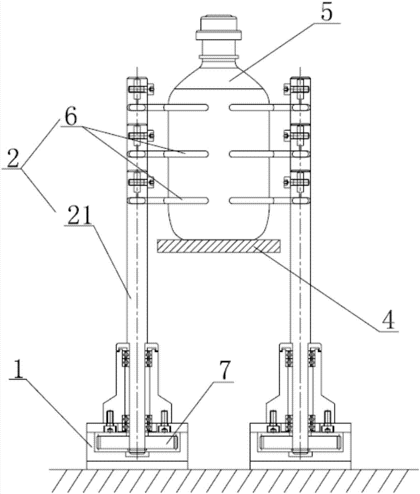 Striking defoaming device for online conveying bottle bodies, and defoaming method thereof