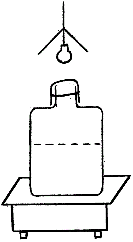 Method for cultivating phaeodactylum tricornutum bohlin by virtue of two-stage process with adoption of waste zip-top cans and narrow-mouthed bottle