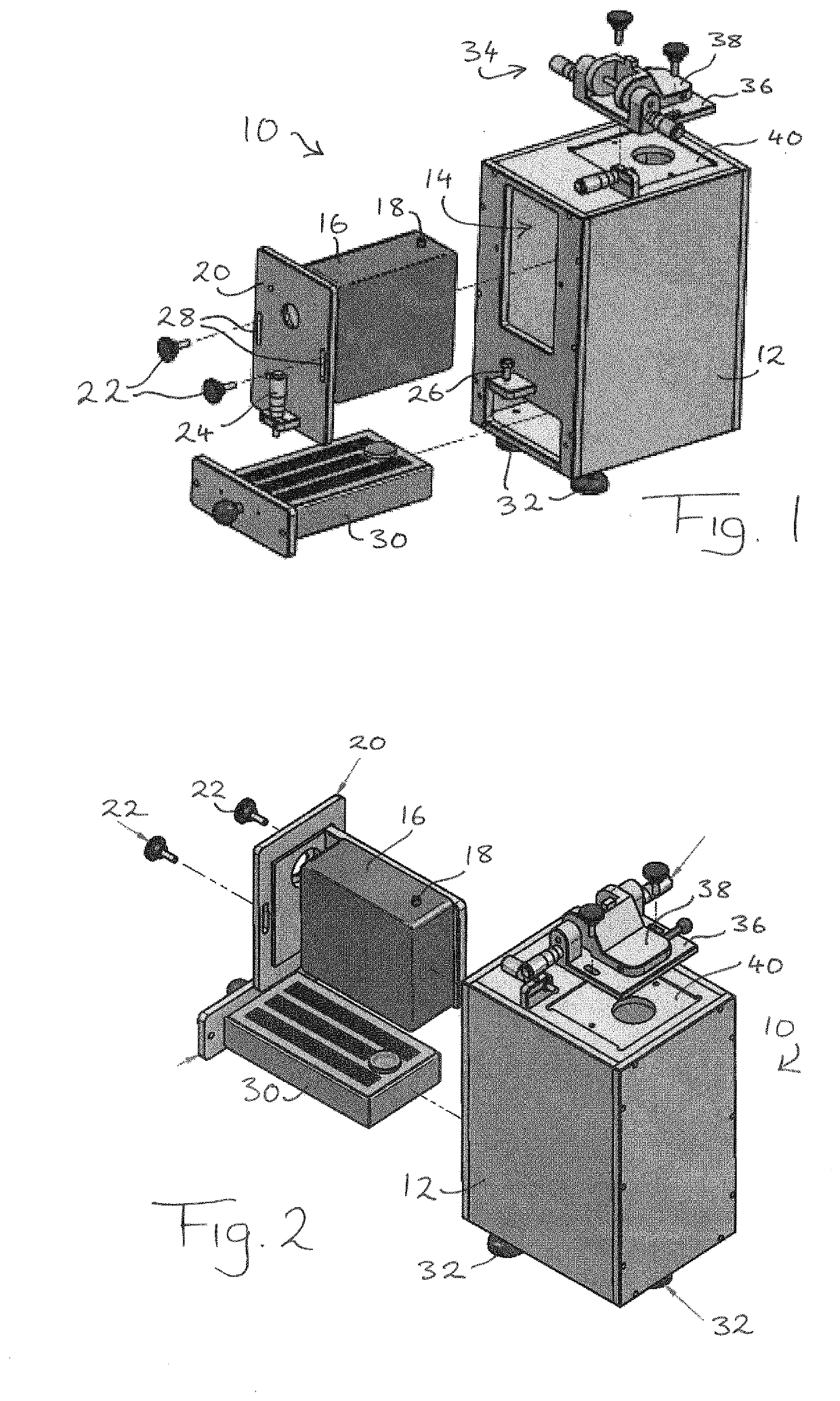 Apparatus for analyzing the optical properties of a sample