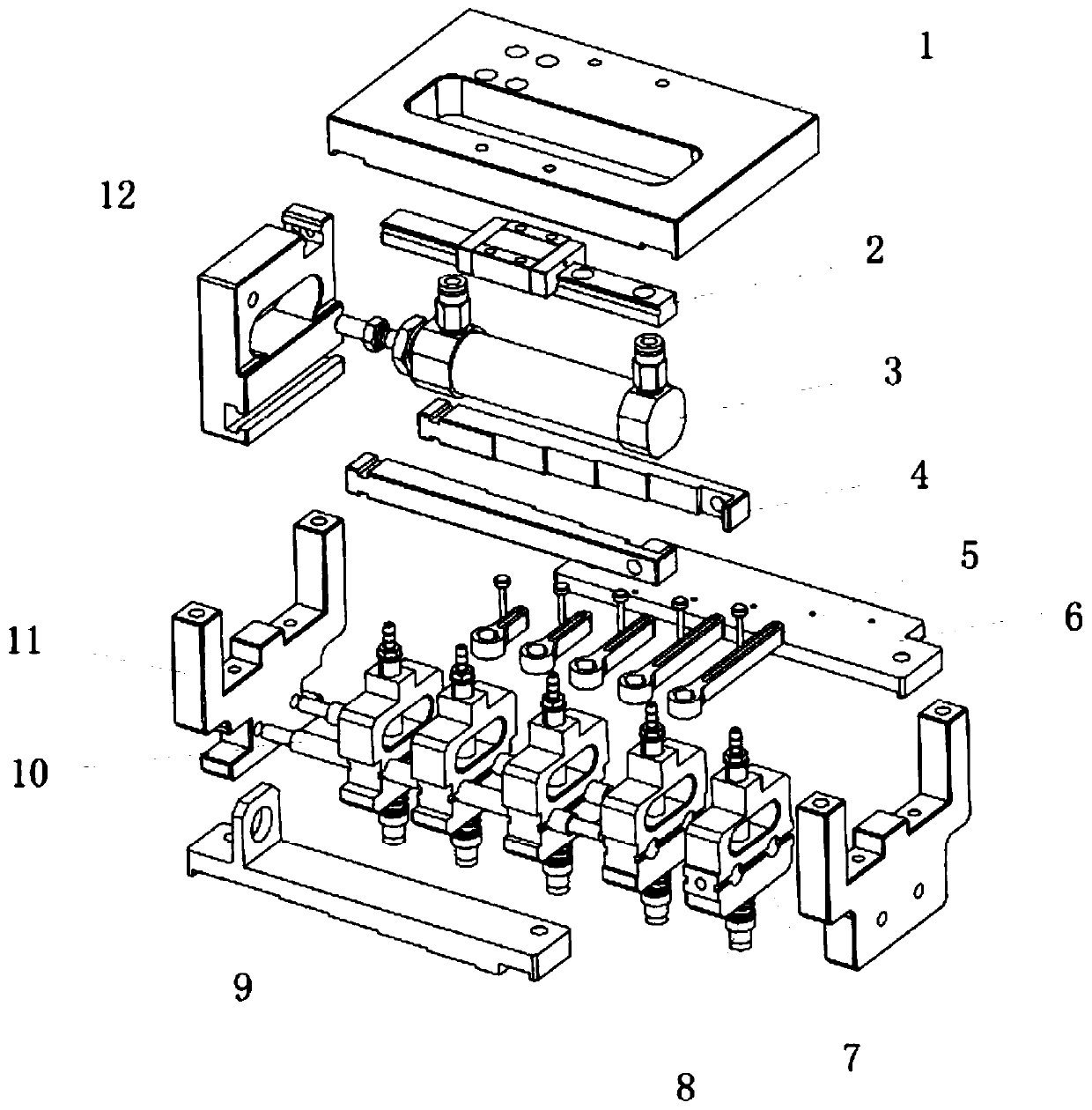 Synchronous adjusting device for multiple spacing and angles and implementation method of synchronous adjusting device