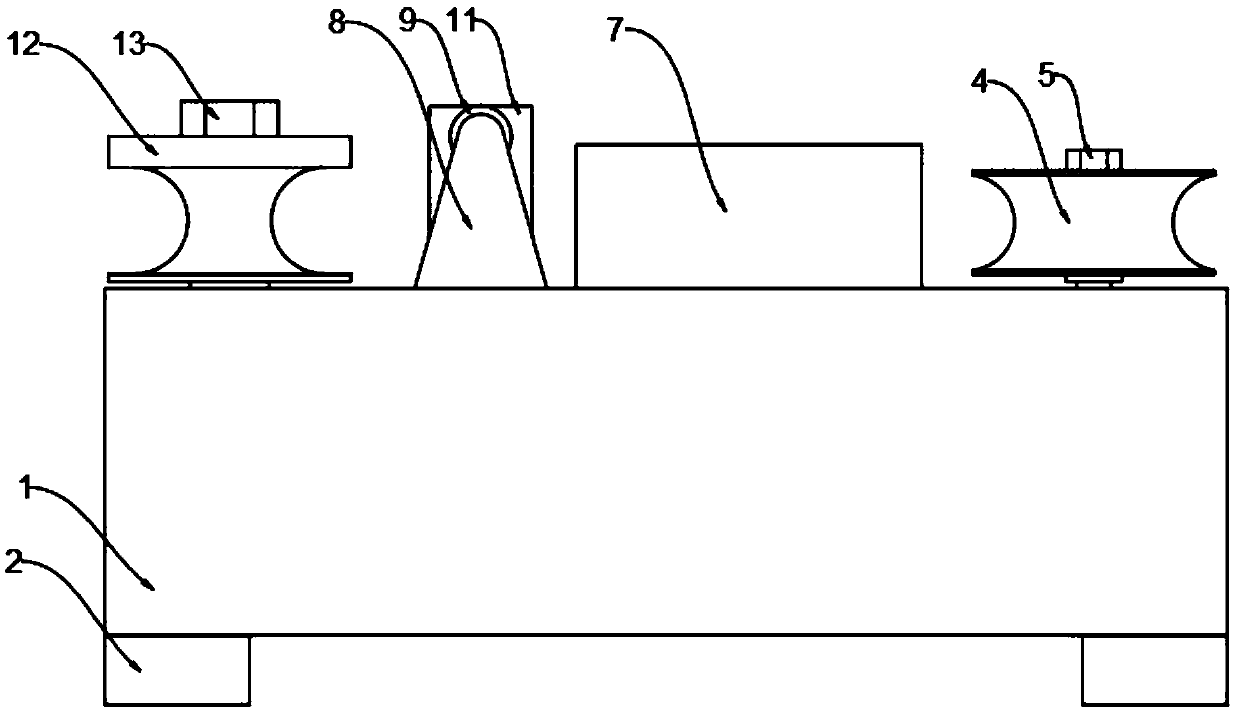 Molding device for producing radiator flat tube