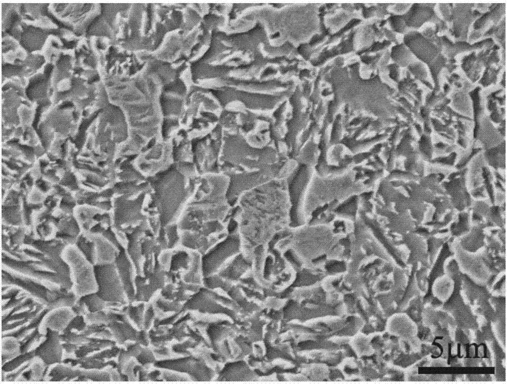 High-strength plastic-laden low-carbon silicon-manganese q&p steel plate and its preparation method by asynchronous rolling