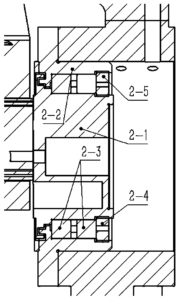 Reflecting mirror axis system supporting and clamping device operated at low temperature