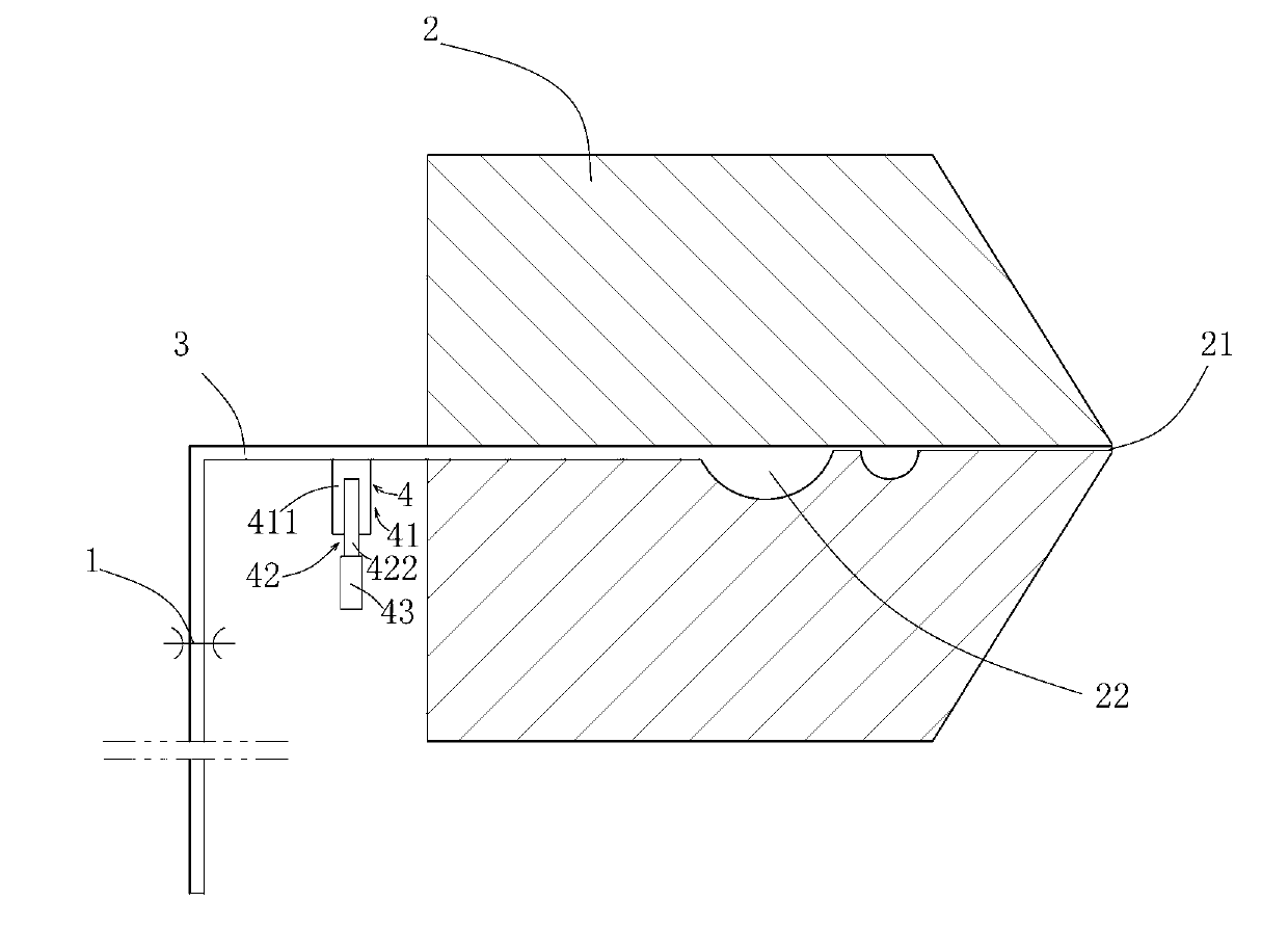 Extruding-type coating head with precisely controlled head and tail thicknesses