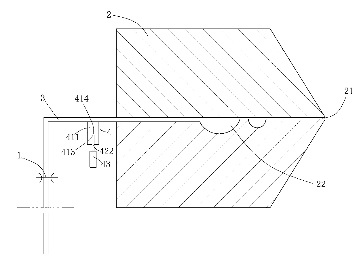 Extruding-type coating head with precisely controlled head and tail thicknesses