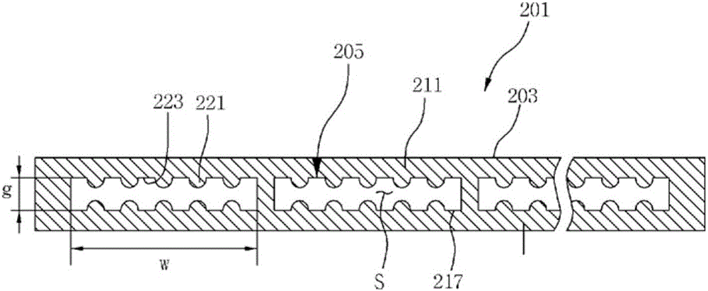 Thin heat pipe having wicks of crisscross structure